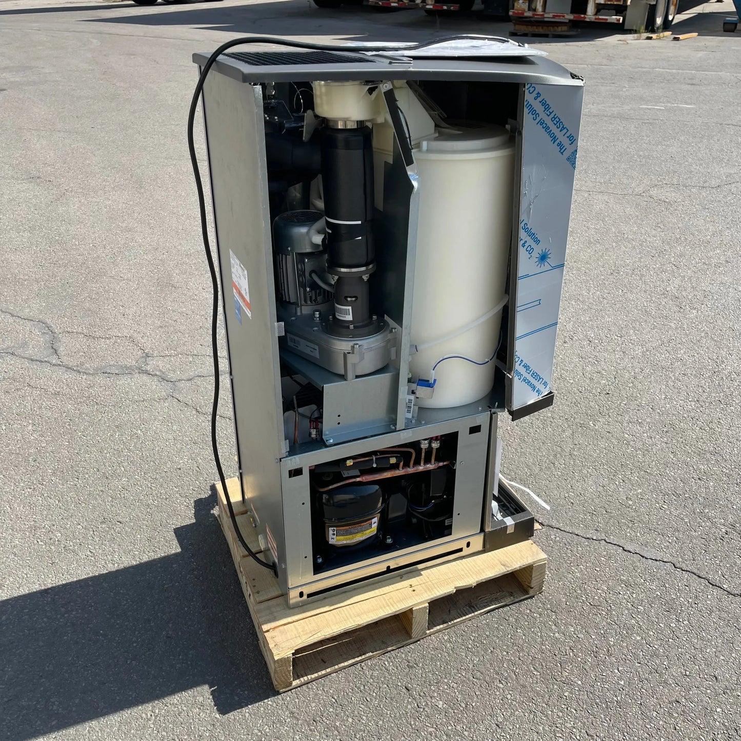 MANITOWOC Countertop Nugget Ice Maker/Water Dispenser CNF0202A-161 (Working Condition, Cosmetic Damage)