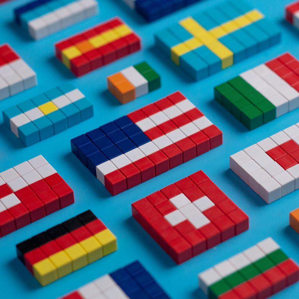 PIXIO Flags - 111 Magnetic Blocks in 8 Colors + Free App