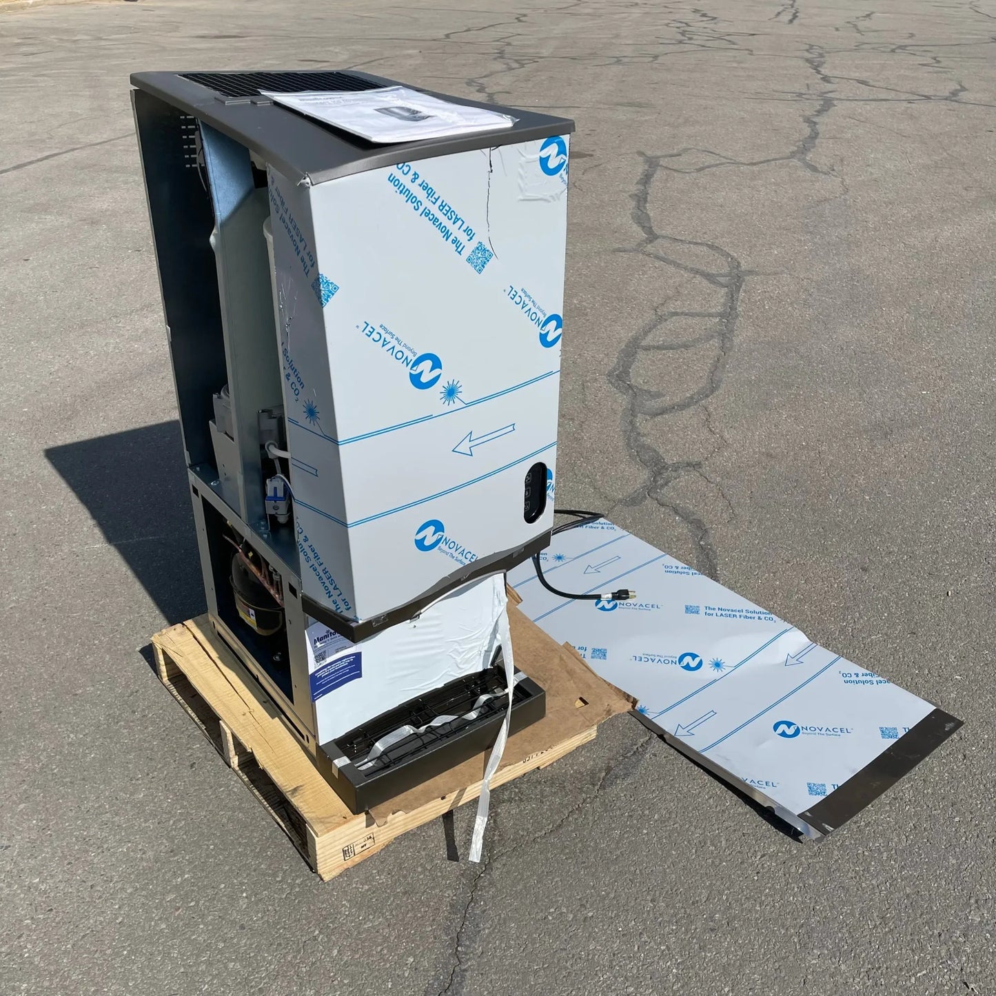 MANITOWOC Countertop Nugget Ice Maker/Water Dispenser CNF0202A-161 (Working Condition, Cosmetic Damage)