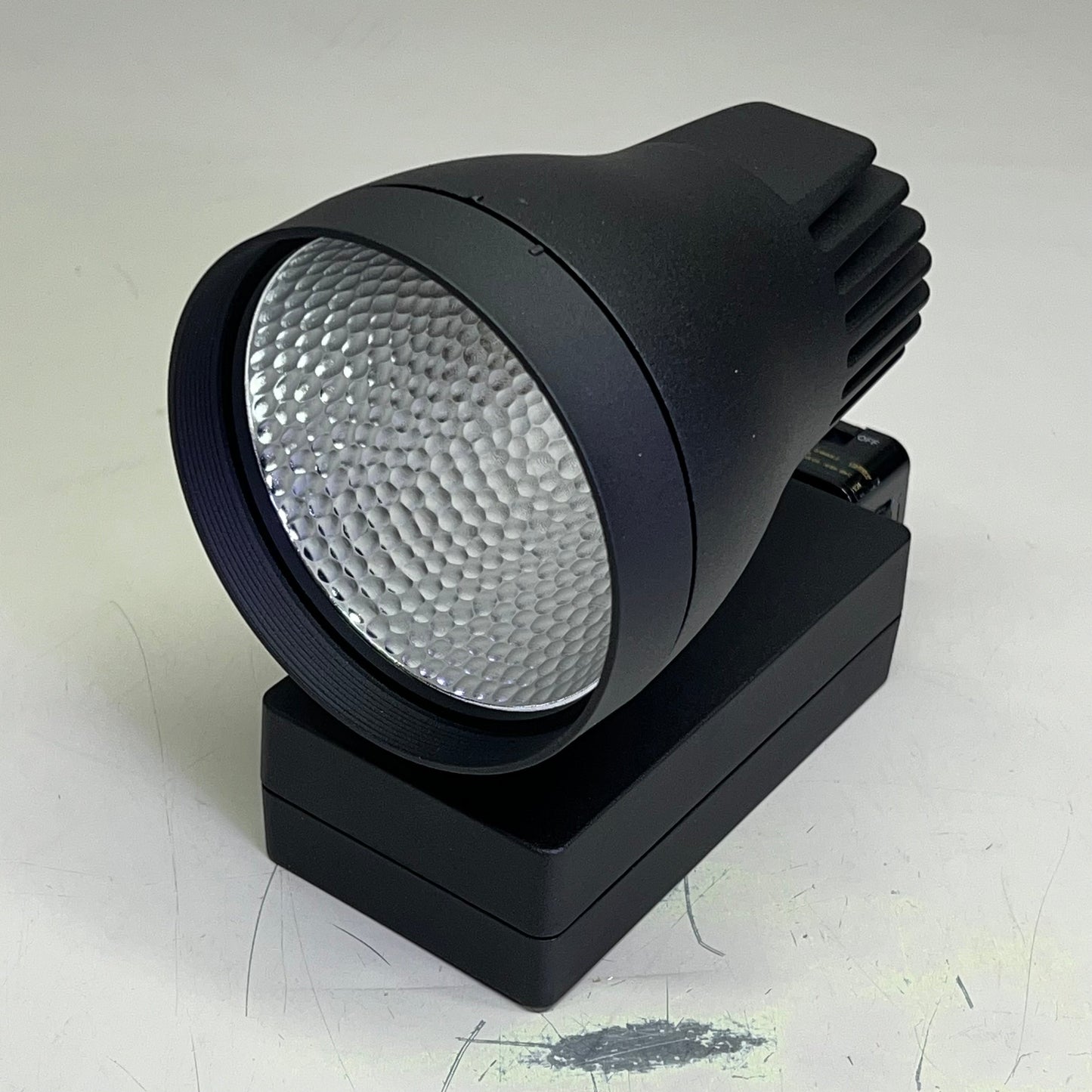 CONTECH LIGHTING Leviton Track Fixture Vert HSG 3000K CRI Black CTL8252VM3CD-B