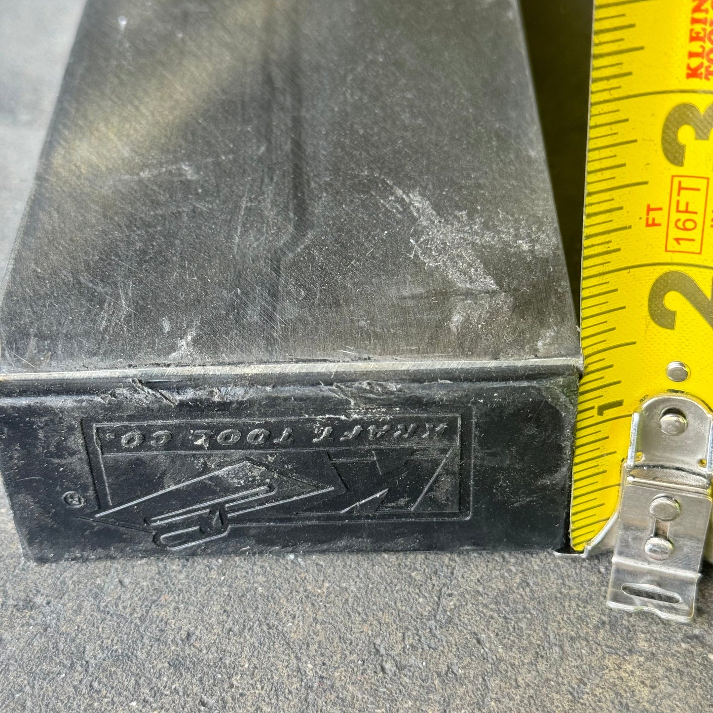 KRAFT TOOL CO. Striker Screed 240”x1-1/2”x3-1/2” CC620AL