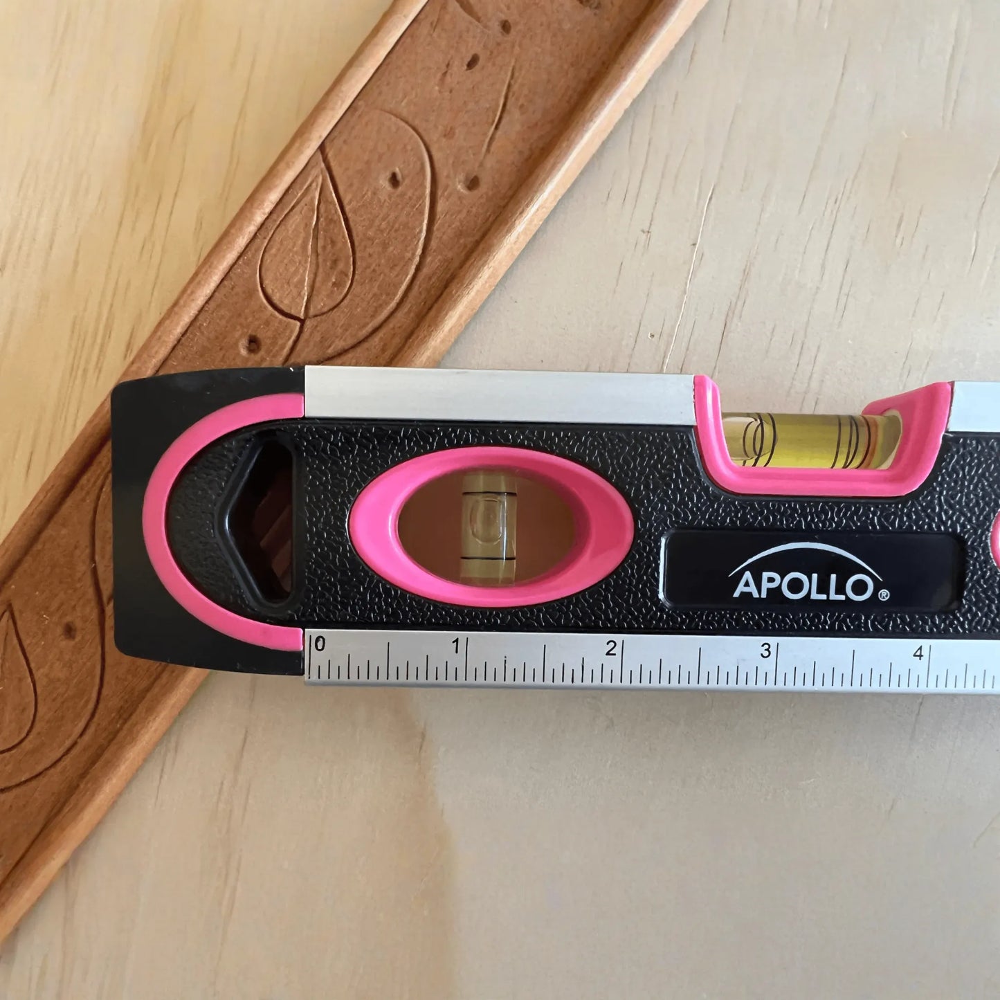 PINK 9-inch torpedo-shaped spirit level for 180/90/45 degrees leveling--  DT5019P