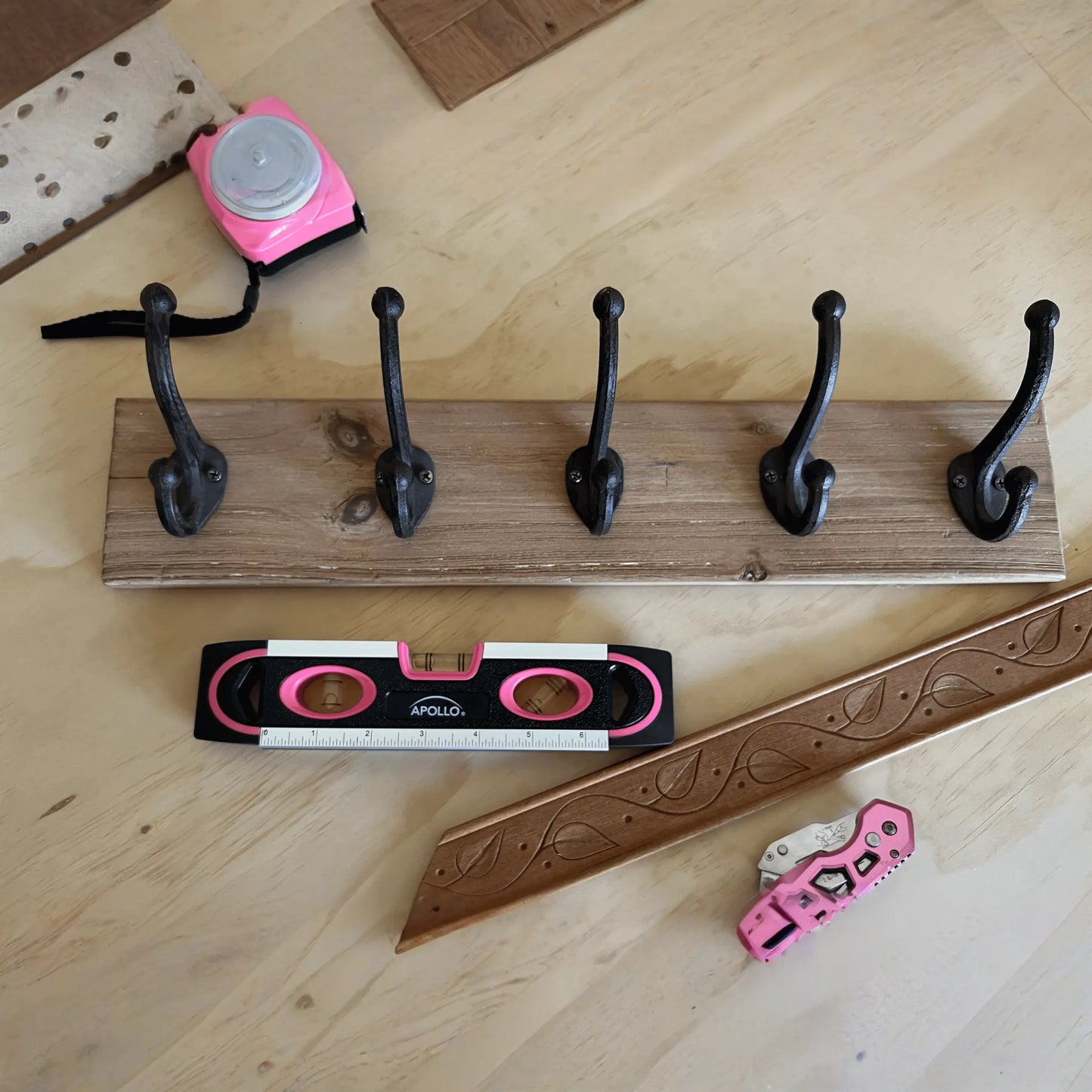 PINK 9-inch torpedo-shaped spirit level for 180/90/45 degrees leveling--  DT5019P