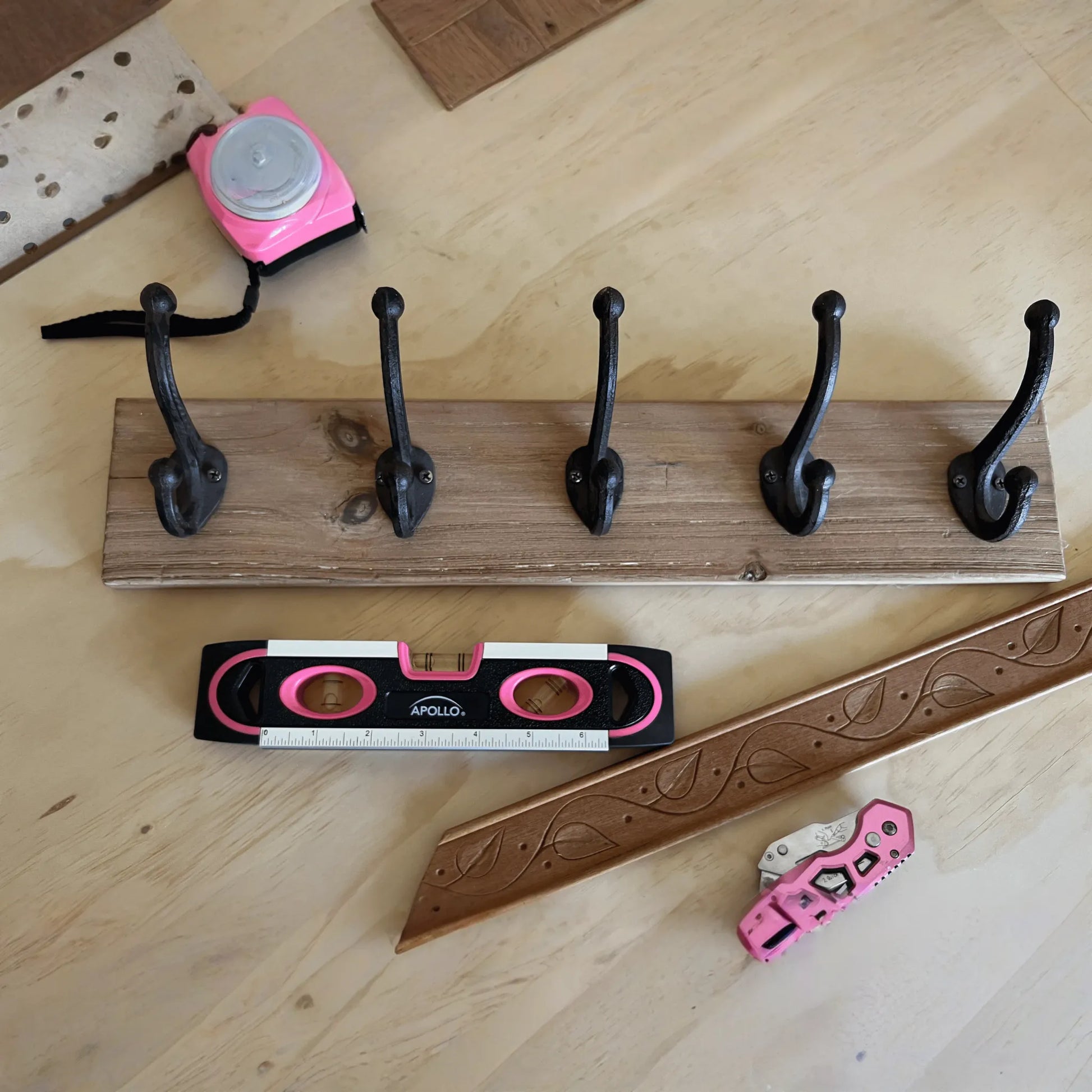 PINK 9-inch torpedo-shaped spirit level for 180/90/45 degrees leveling--  DT5019P
