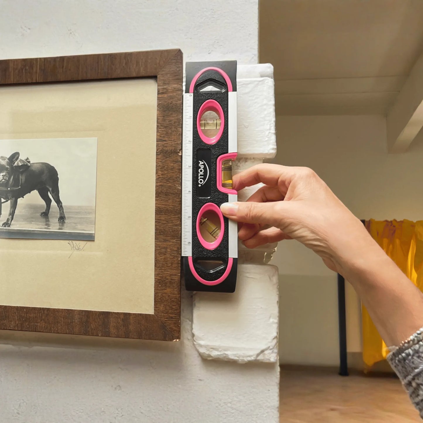 PINK 9-inch torpedo-shaped spirit level for 180/90/45 degrees leveling--  DT5019P