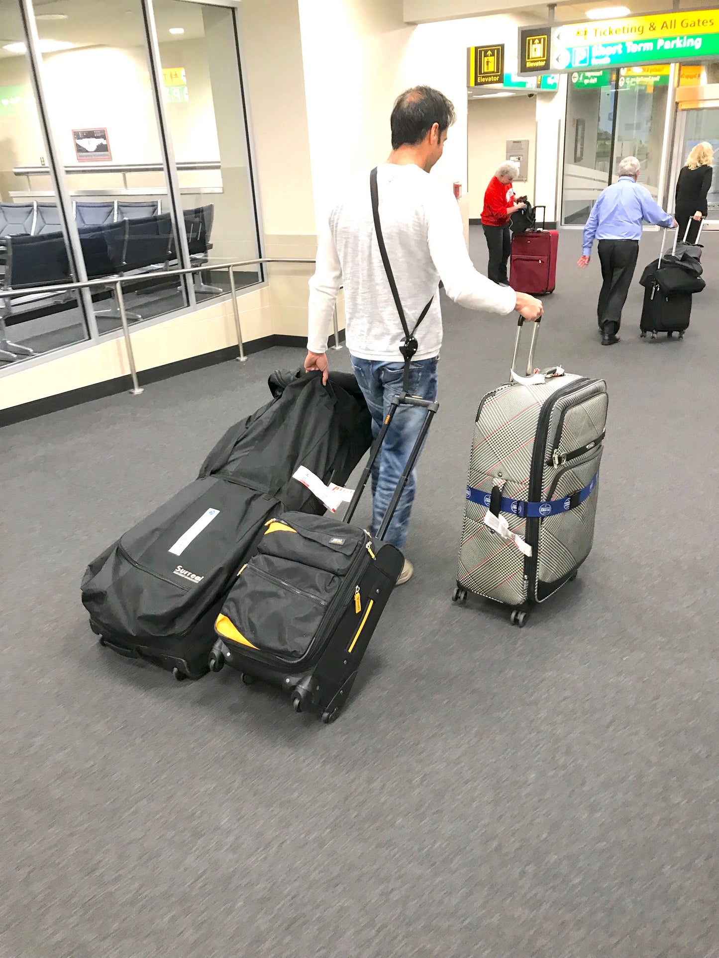 (Worldwide) RetraStrap Hands Free your carry-on luggage - Anti theft.