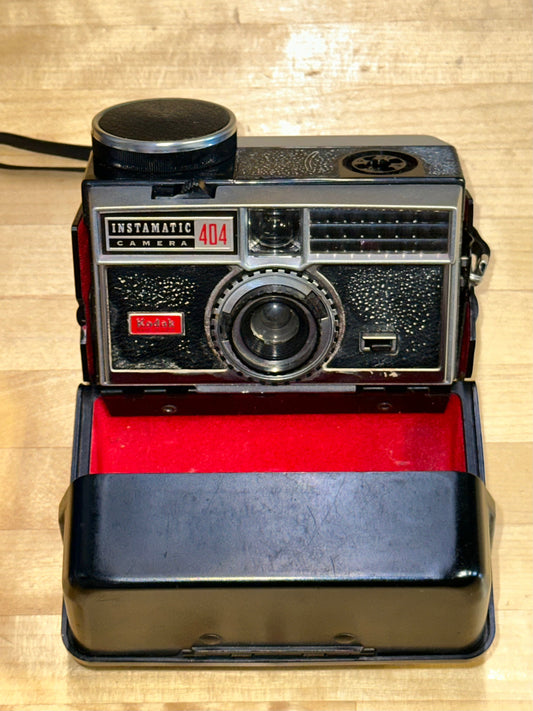 Kodak Classics: The 1950s Brownie Hawkeye & 1960s Instamatic 304 – Icons of a Golden Age in Photography