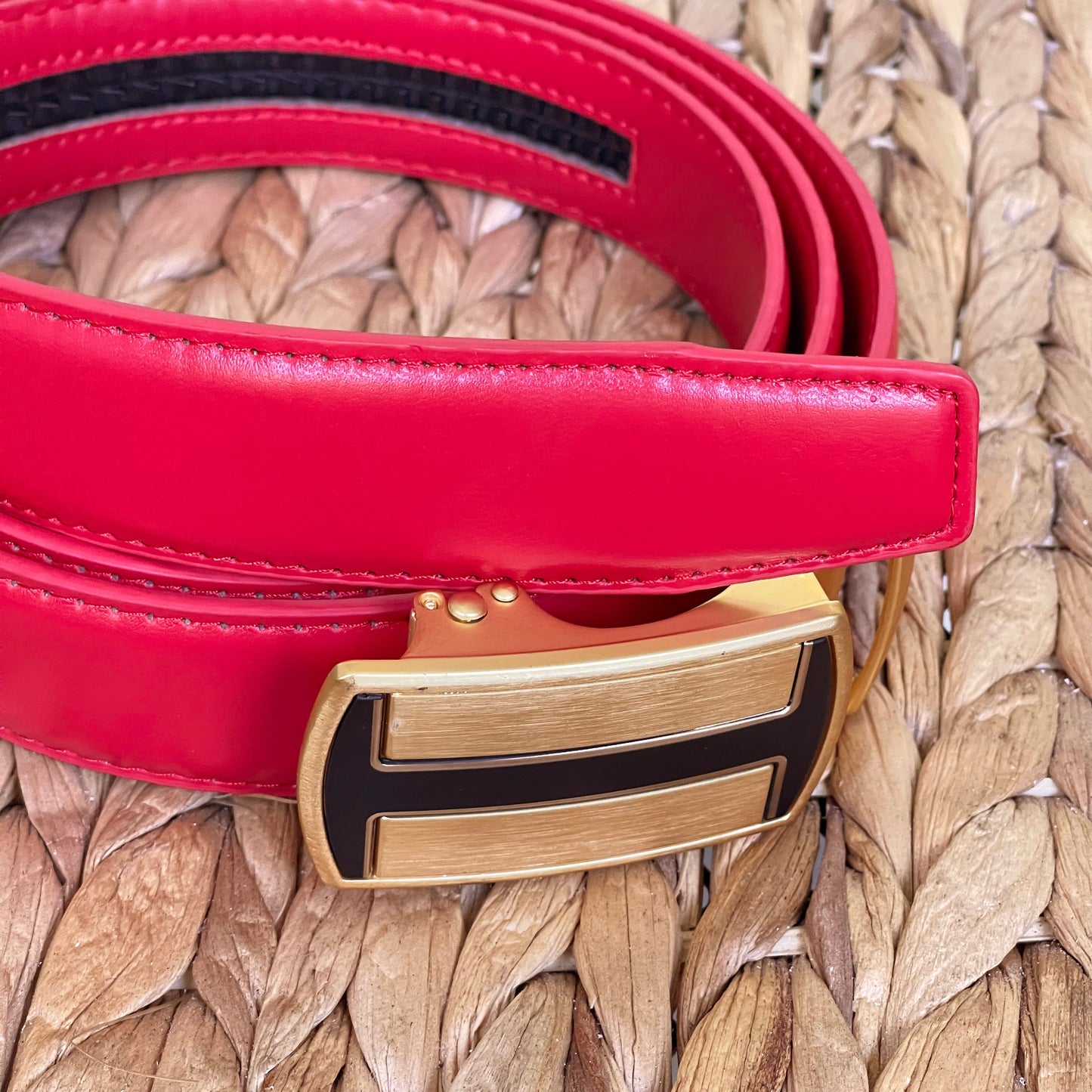 Men's PU Leather Holeless Belt with Special Buckles, Available in 10 Fresh Colors, Easy to Adjust the Size