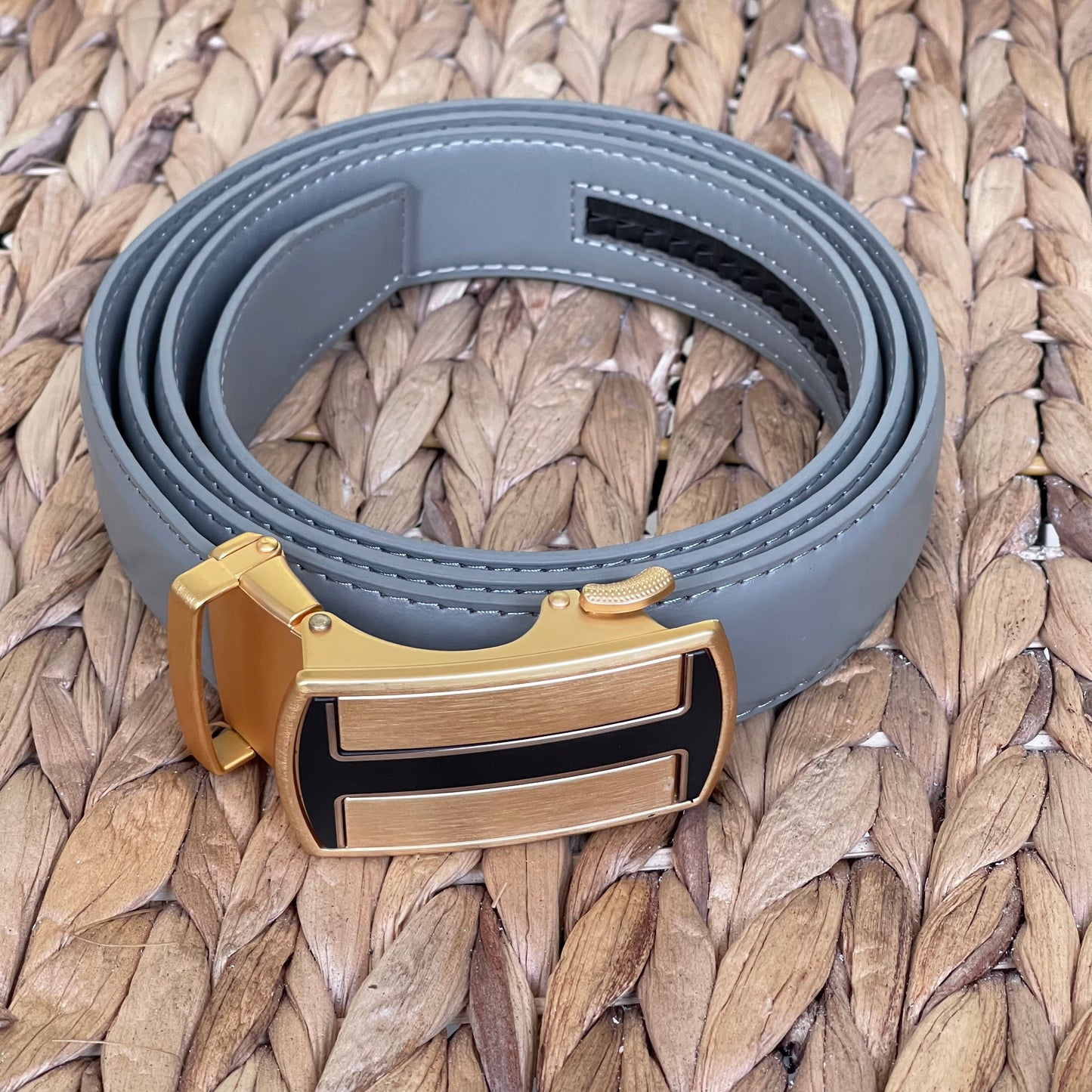 Men's PU Leather Holeless Belt with Special Buckles, Available in 10 Fresh Colors, Easy to Adjust the Size
