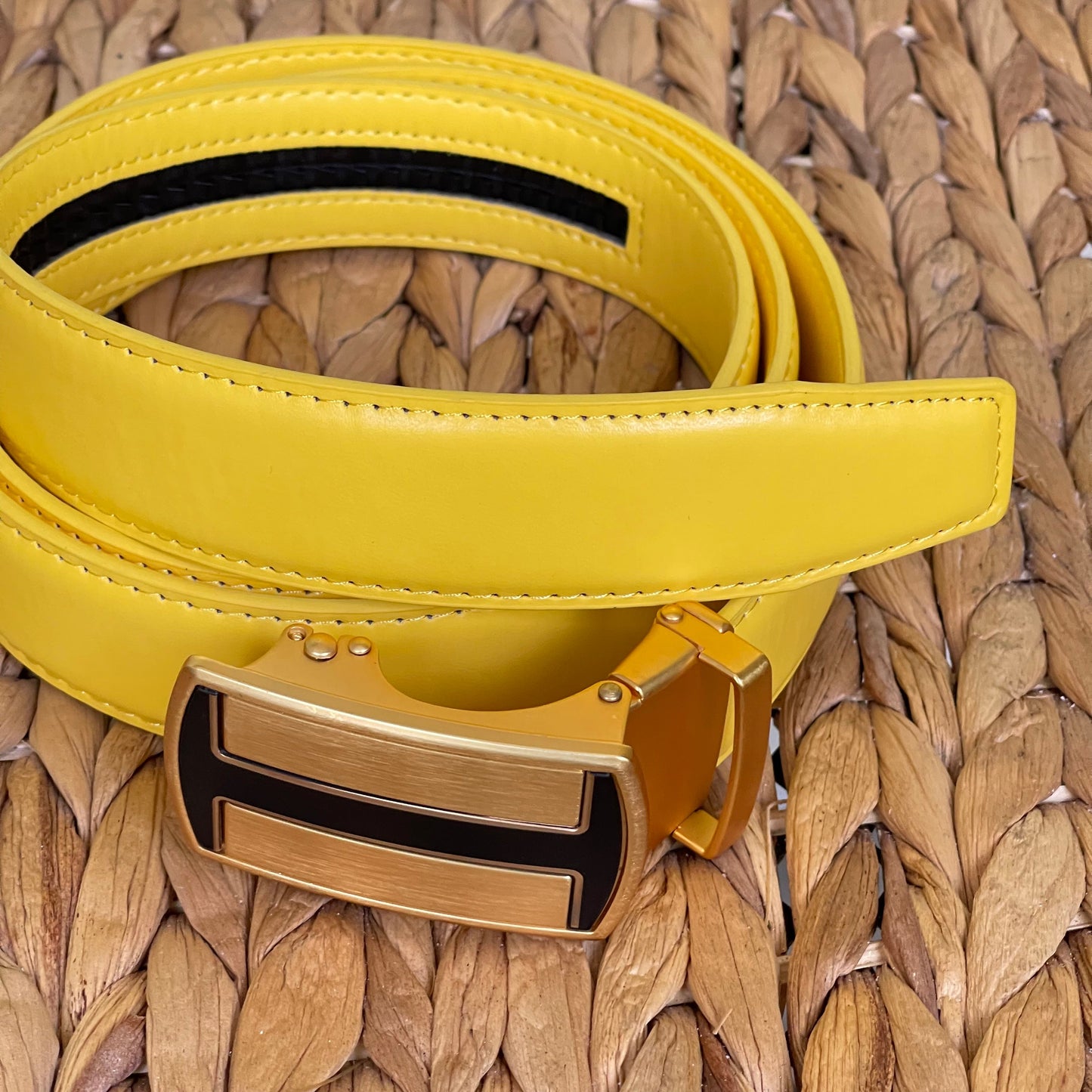 Men's PU Leather Holeless Belt with Special Buckles, Available in 10 Fresh Colors, Easy to Adjust the Size