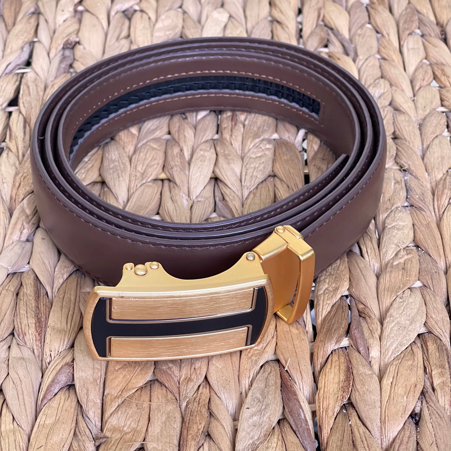 Men's PU Leather Holeless Belt with Special Buckles, Available in 10 Fresh Colors, Easy to Adjust the Size