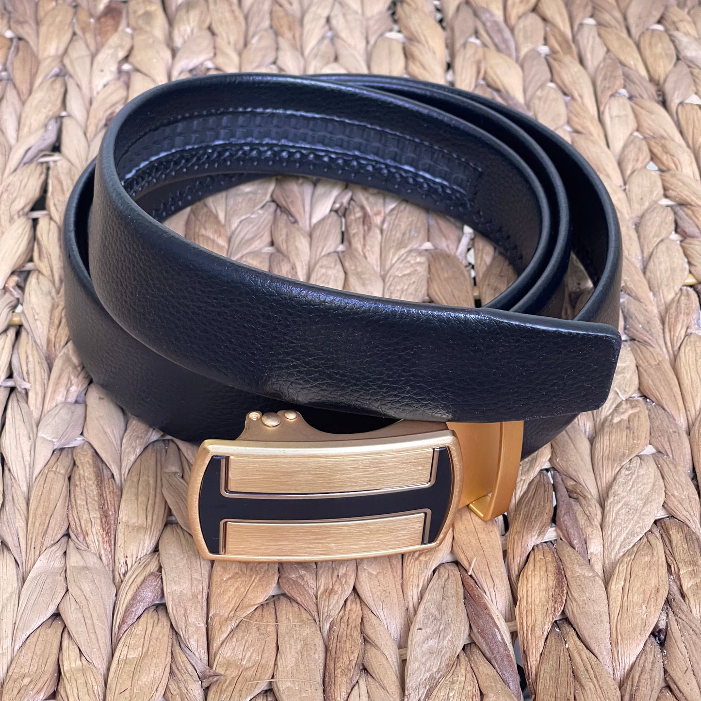 Men's PU Leather Holeless Belt with Special Buckles, Available in 10 Fresh Colors, Easy to Adjust the Size