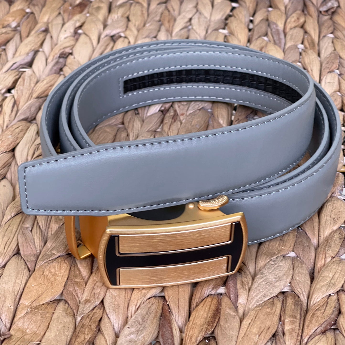 Men's PU Leather Holeless Belt with Special Buckles, Available in 10 Fresh Colors, Easy to Adjust the Size