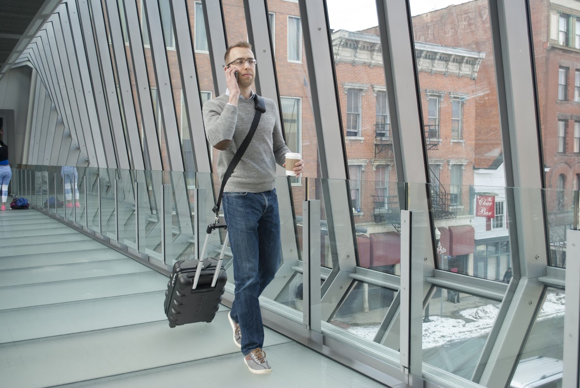 (Worldwide) RetraStrap Hands Free your carry-on luggage - Anti theft.